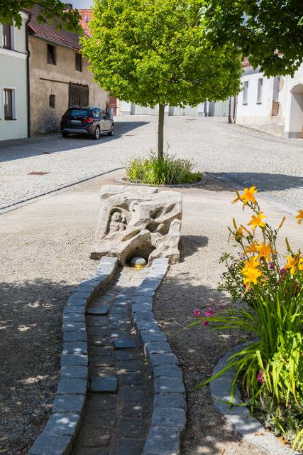Geschützter Platz im Altstadtkern der Stadt mit Wasserspiel und Sitzgelegenheiten.