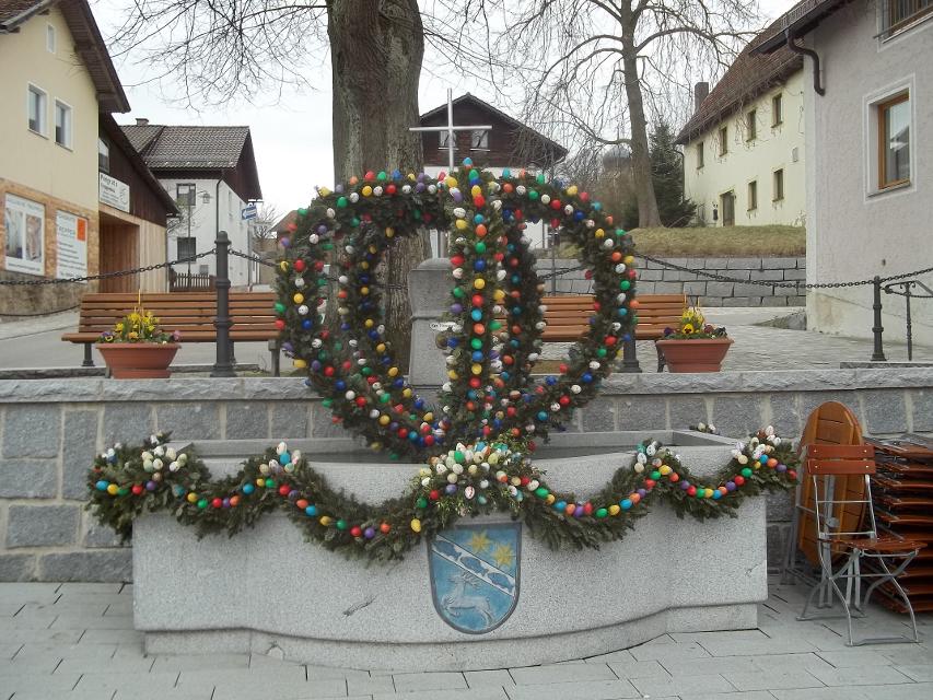 Festlich geschmückter Osterbrunnenin der Ortsmitte von Grafenwiesen