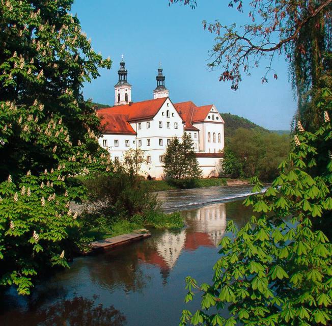 Die Klosterwirtschaft, ein Seitenflügel der historischen Klosteranlage von Pielenhofen, liegt im romantischen Naabtal, direkt am Fünf-Flüsse-Radweg. Bei uns können Sie im besten Sinne des Wortes gutbürgerlich essen, in gepfl...