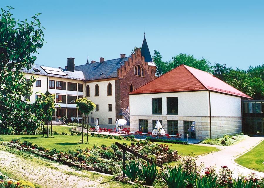 Das Schloss mit seiner rund 500-jährigen Geschichte bietet Ihnen historisches Ambiente in Kombination mit zeitgemäßem Flair. Als Bildungshaus der Diözese Regensburg beherbergen wir neben Tagungsgästen auch Gruppen, die die Region erkunden wolle...