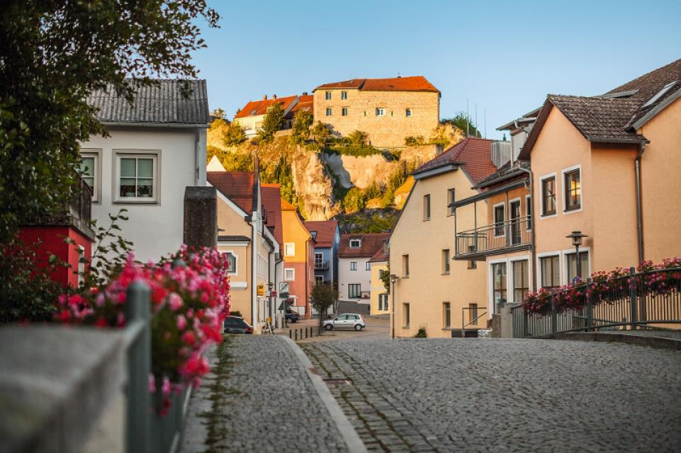 Laaber ist ein Juwel, eingebettet im Tal der Schwarzen Laber nahe der Welterbestadt Regensburg. Es bietet attraktive Erholungsmöglichkeiten und sportliche  Herausforderungen in wildromantischer Natur, sowie eine Vielfalt an Kulturgenu...