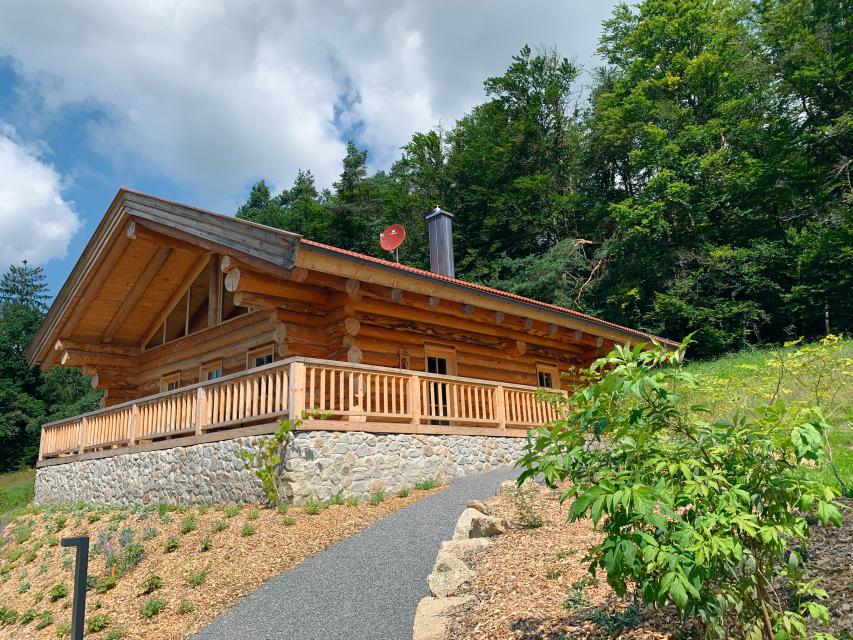 Erleben Sie einen unvergesslichen Traum- urlaub in unseren neu errichteten Luxus-Chalets, ausgestattet mit exklusiven Design-Möbeln, eigenem Whirlpool und eigener Sauna sowie einem einzigartigen Weitblick über den Vorderen Bayerischen Wald. Gen...