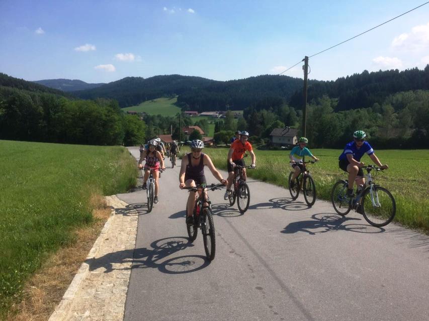 Die technisch leichte Mountainbike-Tour beginnt in Rattenberg und führt über Wies nach Untergschwandt und Reiben. Weiter geht es nach Rettenbach und Auggenbach. Über Konzell f...