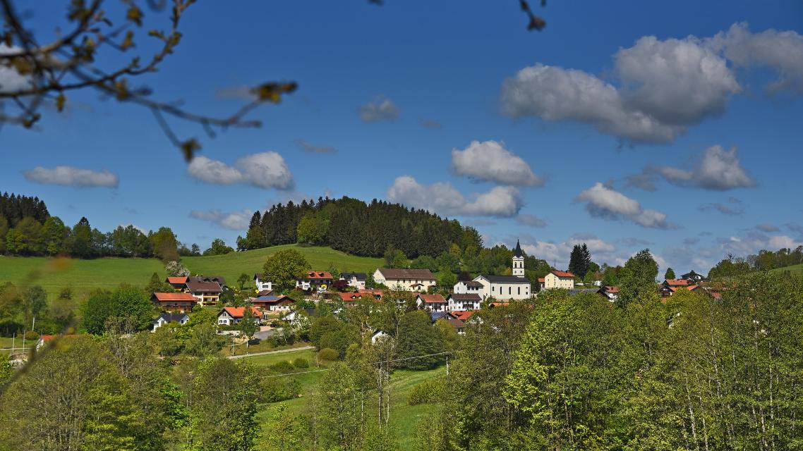 Ausgangspunkt ist in Elisabethszell der Pfarrerbergweg in Richtung Seign. Dieser Naturlehrpfad führt hauptsächlich über Feld- und Waldwege, stellenweise auch auf Asphaltwegen.
