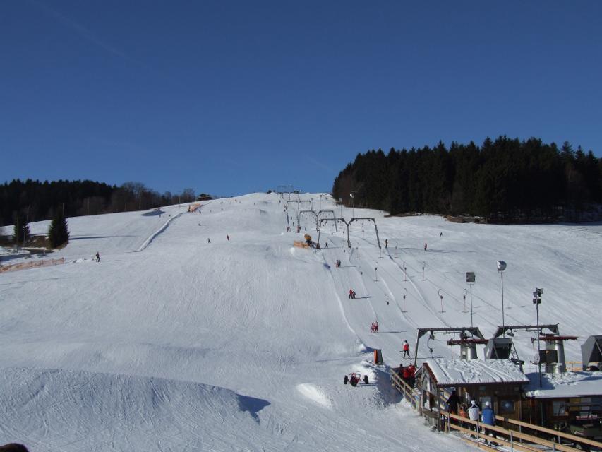 150 m langer präparierter Rodelhang am Skilift Maibrunn mit Bescheinungsanlage!