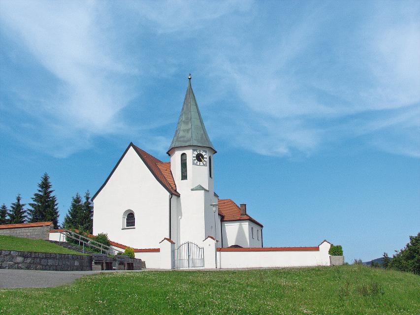 Aussichtsreicher Wanderweg mit Schloss und Schlosskapelle
