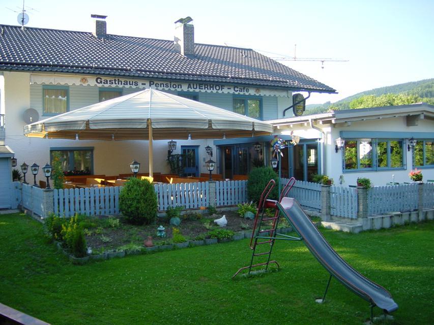 Gasthof Auerhof mit rustikaler Gaststube, lichtdurchflutetem Wintergarten, großer Sonnenterasse und hauseigener Spielwiese