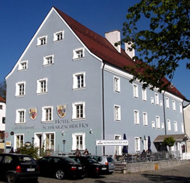 Das Hotel Schwarzacher Hof liegt im Zentrum der Marktgemeinde Schwarzach im Bayerischen Wald. Das komplett restaurierte, denkmalgeschützte Haus mit gepflegtem Ambiente bietet Erholung und Genuss in historischem Rahmen.