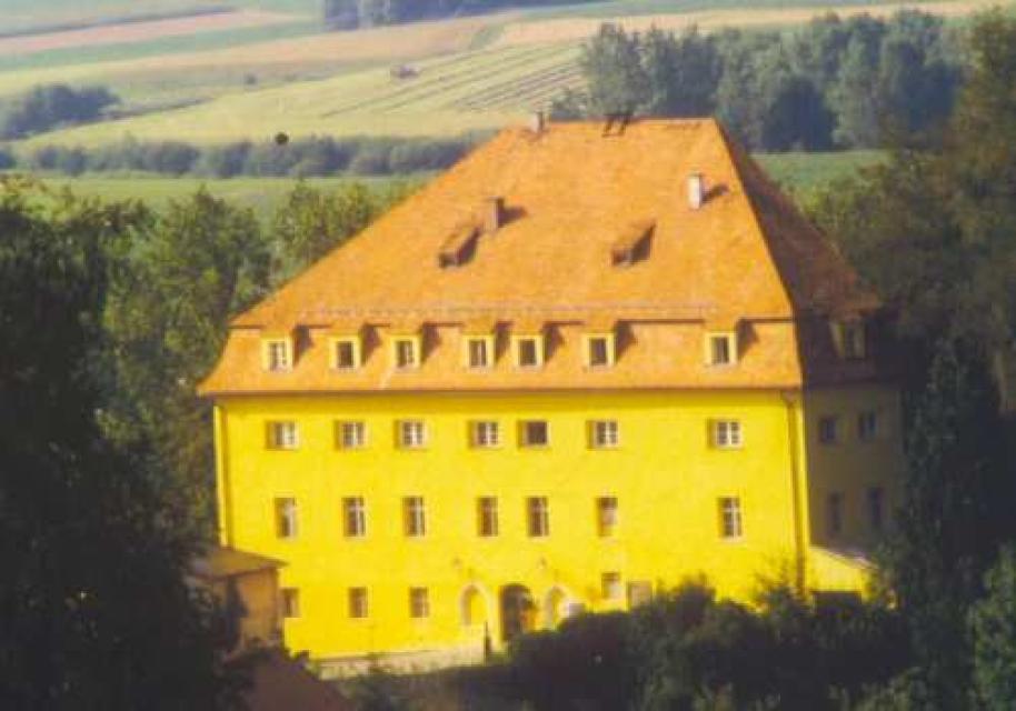Die Gemeinde Wiesenfelden liegt auf einer Hochebene des Vorderen Bayerischen Waldes.
