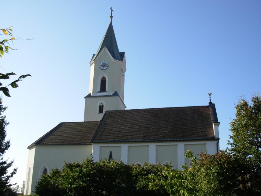 Die Gemeinde Aholfing mit ca. 1.800 Einwohnern entstand 1975 aus den früher selbständigen Gemeinden Aholfing, Niedermotzing und Obermotzing.