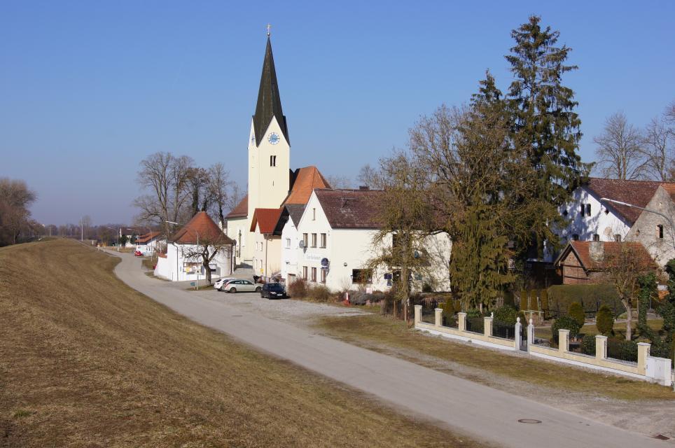 Der radfahrerfreundliche Ort Mariaposching liegt direkt an der Donau und ist über die Autobahn A3 (Ausfahrt Schwarzach oder Metten) sehr gut zu erreichen.