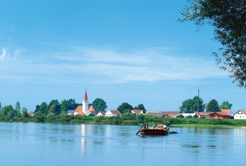 Der radfahrerfreundliche Ort Mariaposching liegt direkt an der Donau und ist über die Autobahn A3 (Ausfahrt Schwarzach oder Metten) sehr gut zu erreichen.