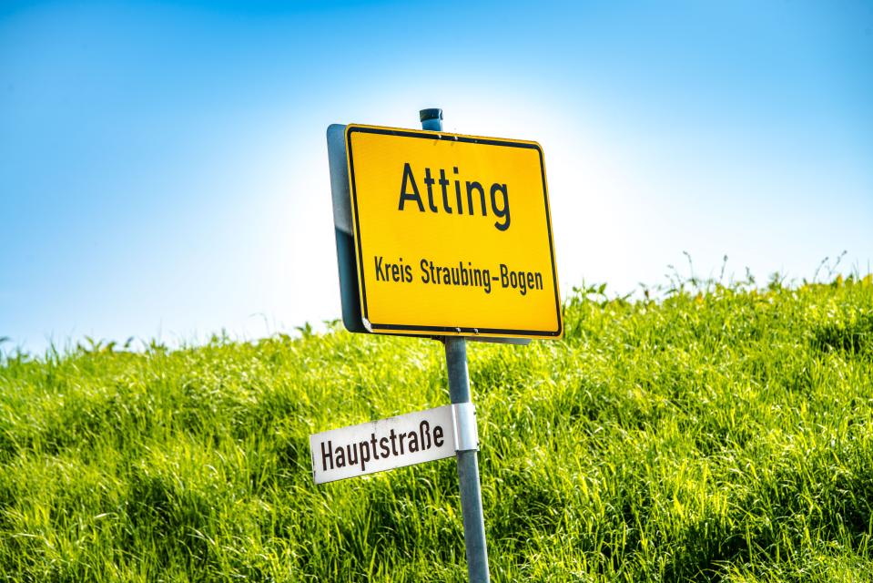 Atting ist eine Stadtrandgemeinde mit einer Fläche von 15 qkm und ca. 1.700 Einwohnern, 7 km westlich von Straubing an der B 8 Richtung Regensburg gelegen.
