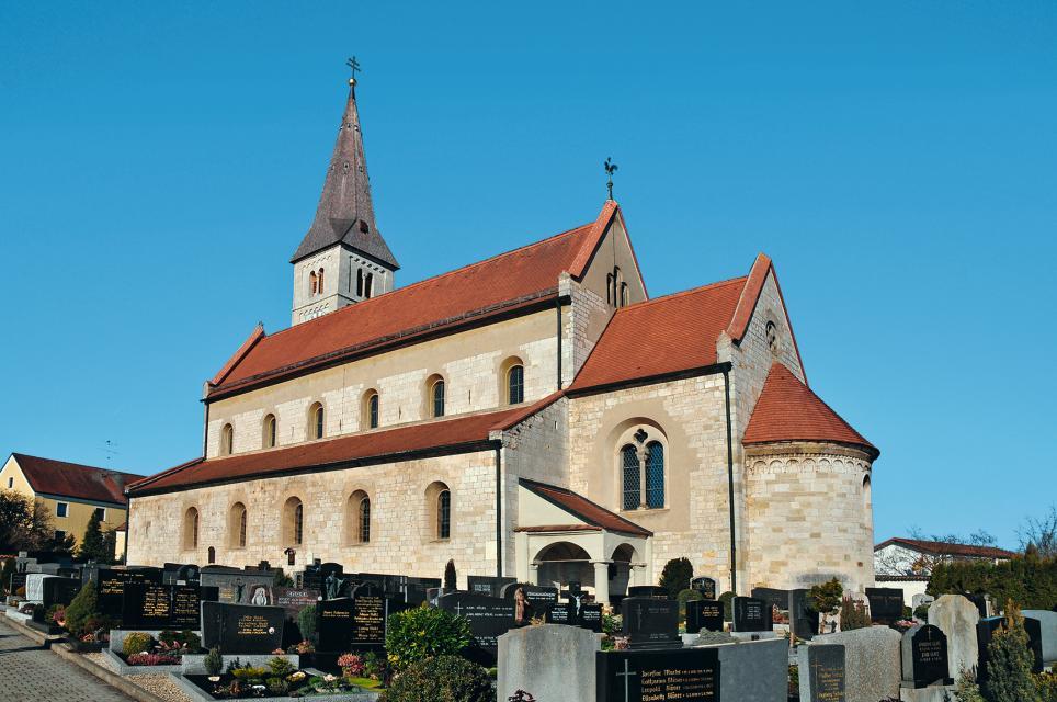 Die katholische Pfarrkirche St. Margareta in Aiterhofen wurde im 1. Viertel des 13. Jahrhunderts erbaut.