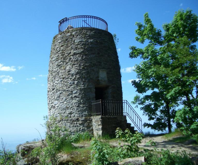 Auf einer Höhe von 1.095 m erhebt sich ein gemauerter Turm und bietet faszinierende Fernblicke nach Südwesten über die Donauebene