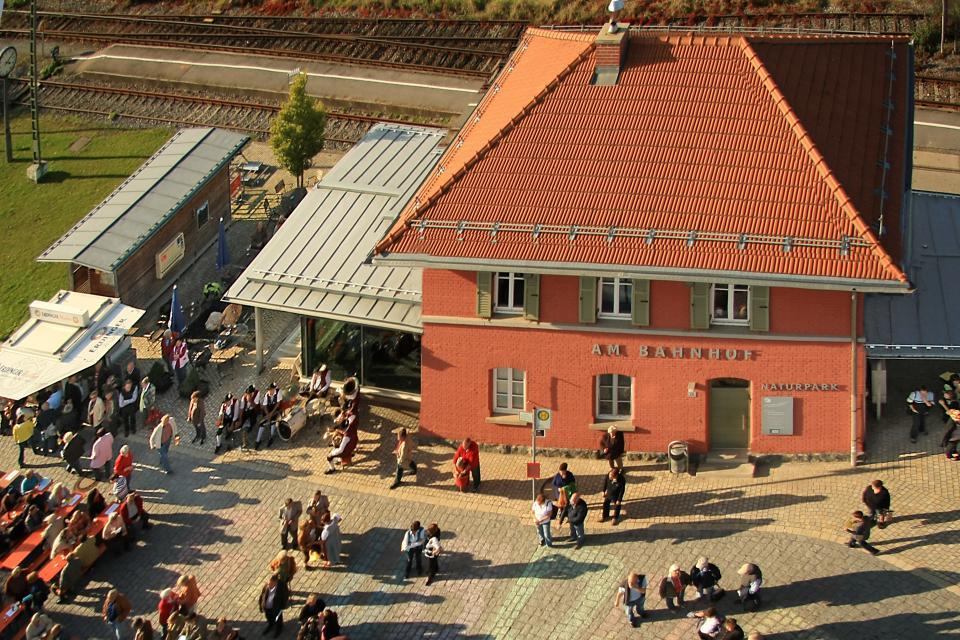 Die Naturpark-Informationsstelle Bogen befindet sich im Obergeschoss des Bahnhofs. Hier finden Sie wissenswertes über die Donau, den Donaurandbruch und den Bogenberg mit der Wallfahrtskirche "Maria Hilf".