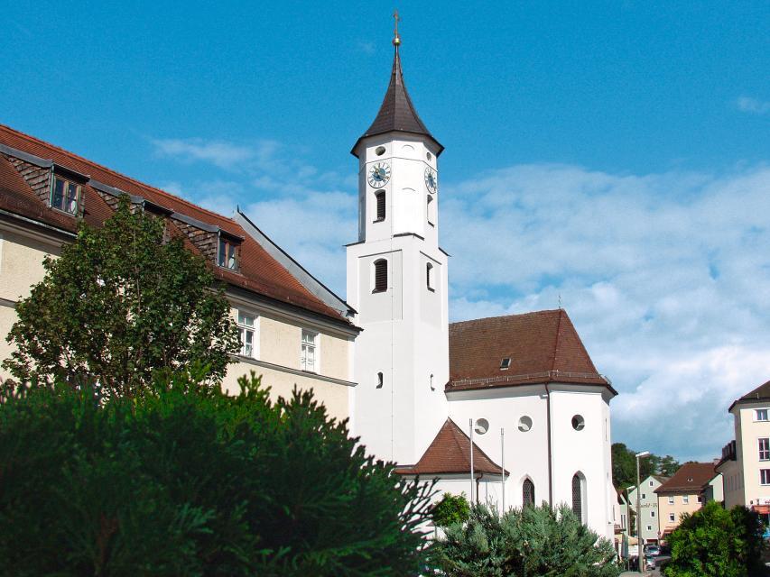 Die Kirche wurde 1486 erbaut, 1931 – 1935 um das ehemalige Mesner- und Schulhaus erweitert und 1969/1970 innen neu gestaltet. Der moderne Flügelaltar stammt aus dem Jahr 1984. Die Fresken sind um 1521 entstanden.