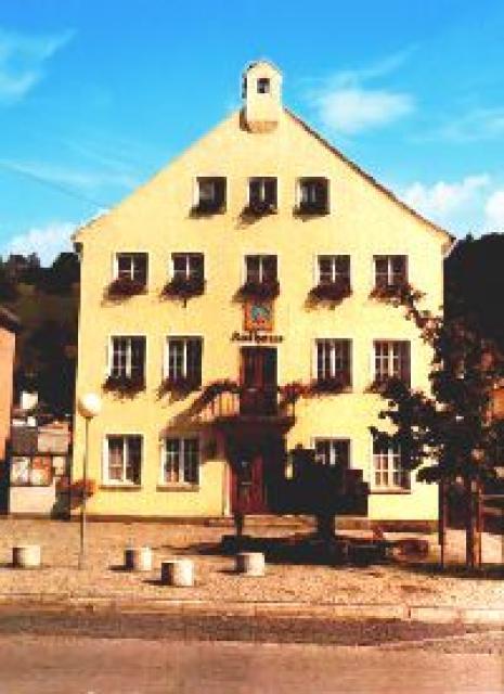 Von 1843 bis 1980 stand das Rathaus in der Mitte des Stadtplatzes.