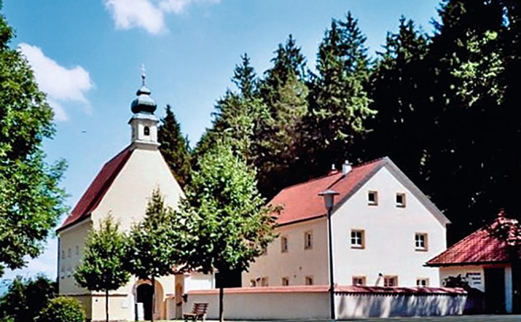 Die Salvotorkapelle auf dem östlichen Waldrücken des Bogenbergs