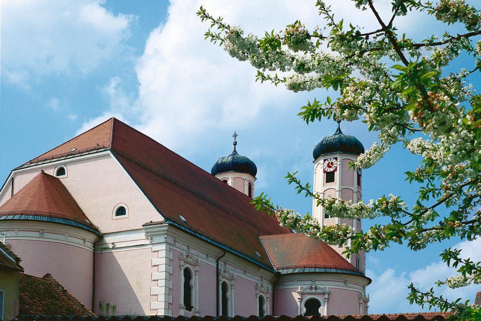 Außen-Teilansicht der Klosterkirche Oberalteich mit den markanten Doppeltürmen.