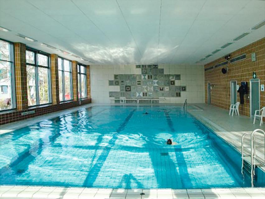 Das 12 mal 20 Meter große Schulschwimmbad in Geiselhöringlädt ein zum Entspannen und zum sportlichen Betätigen im Wasser.