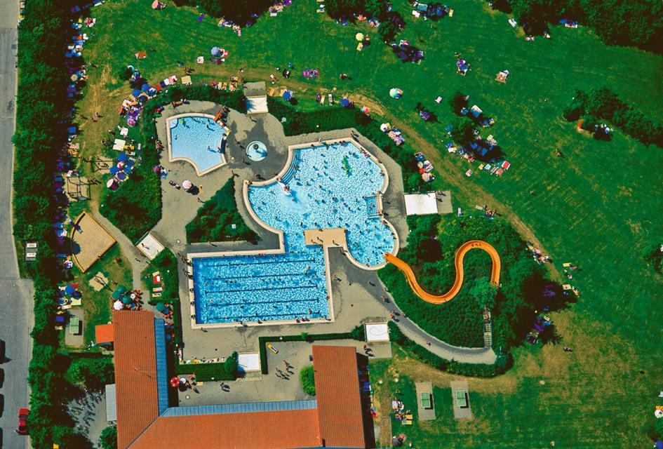 Das Freizeitbad Laberrutschn aus der Vogelperspektive. Schwimmer- und Spaßbecken, 40 Meter Wasserrutsche, Kinderbecken, große Liegewiese, , Spielplatz, Kiosk mit Terrasse und vieles mehr.