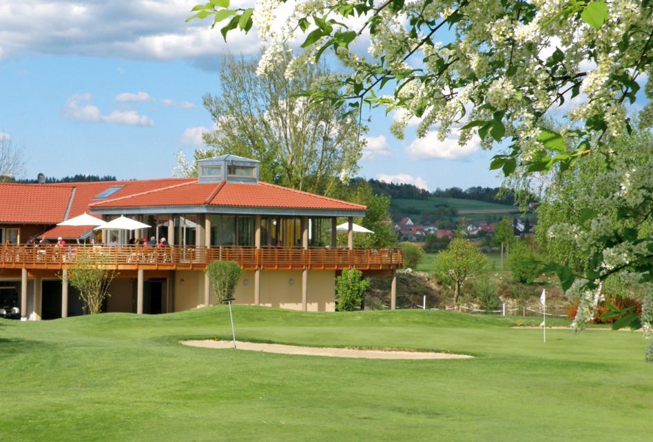 Der Golfplatz des Clubs "Straubing Stadt und Land e. V." ist ca. 7 km nördlich von Straubing, am Fuße des Bayerischen Waldes, angesiedelt und besteht aus einem 18-Loch-Meisterschaftsplatz, sowie einem 9-Loch-Übungsplatz.