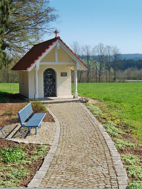 Landschaftlich reizvoller Rundwanderweg zu den Kapellen der Gemeinde Ascha.