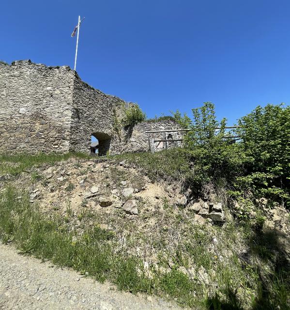 Die Burgruine Neurandsberg befindet sich oberhalb der gleichnamigen Ortschaft, welche zur Gemeinde Rattenberg gehört.Heute sind von der mittelalterlichen Anlage noch Reste einer Zwingermauer und der Umfassungsmauer der Kernburg vorhanden.