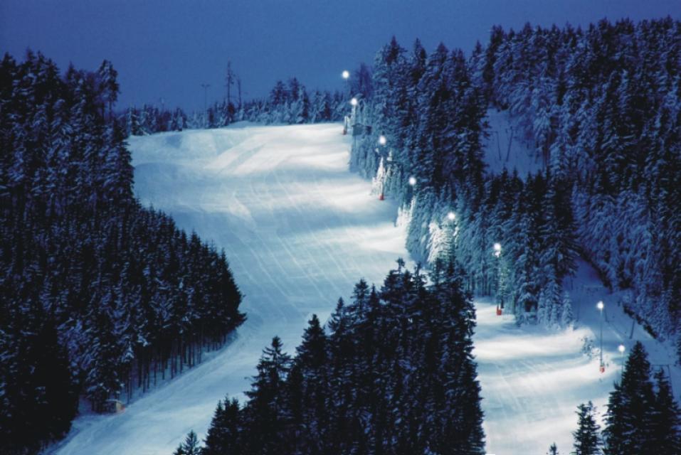Die Fuchsabfahrt beim Pröller-Skidreieck, taghell beleuchtet durch Flutlicht, lädt ein zum Skifahren.