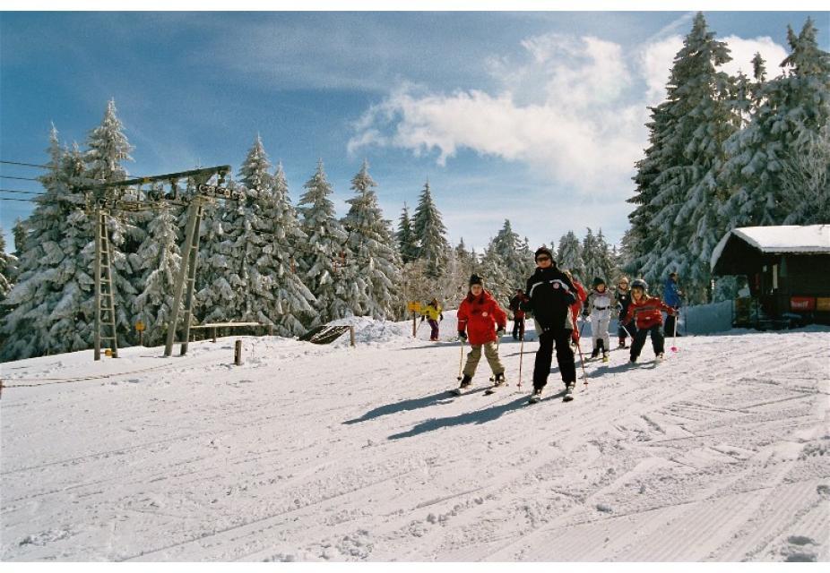 Hier haben Sie die Möglichkeit Wintersport-Ausrüstungen auszuleihen:Sport Bugl, Glashütter Str. 6, Tel. 09965 / 282Intersport 