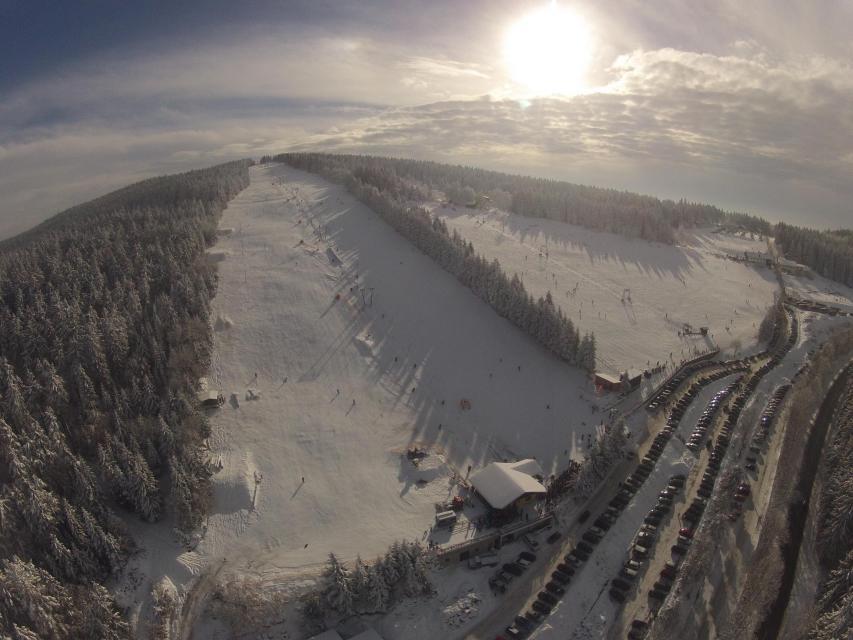 Direkt vor der Haustür erwarten den Wintersportler 5 Skilifte eine Flutlichtanlage mit einer Abfahrtslänge von 1100m, Skischulen und Rodelmöglichkeiten.     
