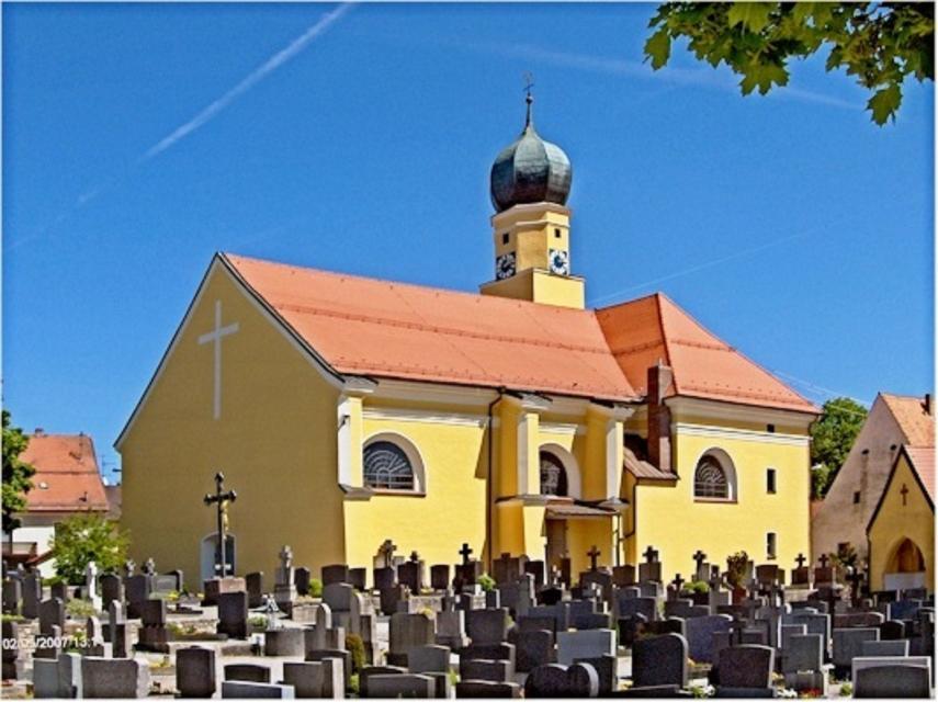 Katholische Pfarrkirche mit gotischen und barocken Elementen.
