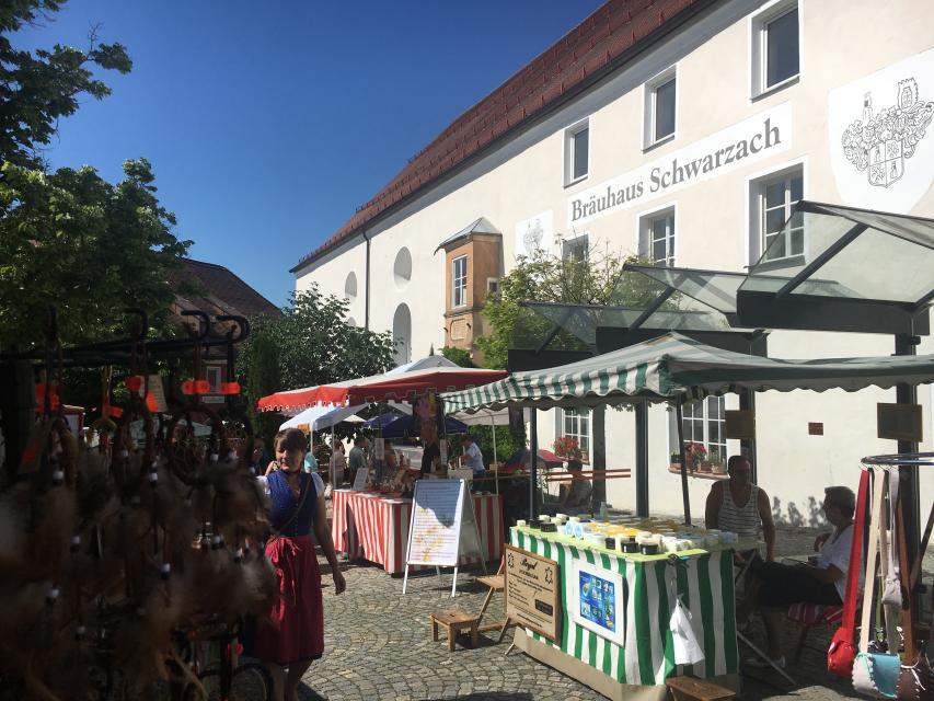 Auf eine lange Tradition blickt der Prangermarkt in Schwarzach zurück. Alljährlich findet er am Sonntag nach Fronleichnam statt und verwandelt den historischen Marktplatz in einen großen Warenmarkt. Eine Vielzahl von Ausstellern und Fieranten bieten ab 8 Uhr ihre Waren an.