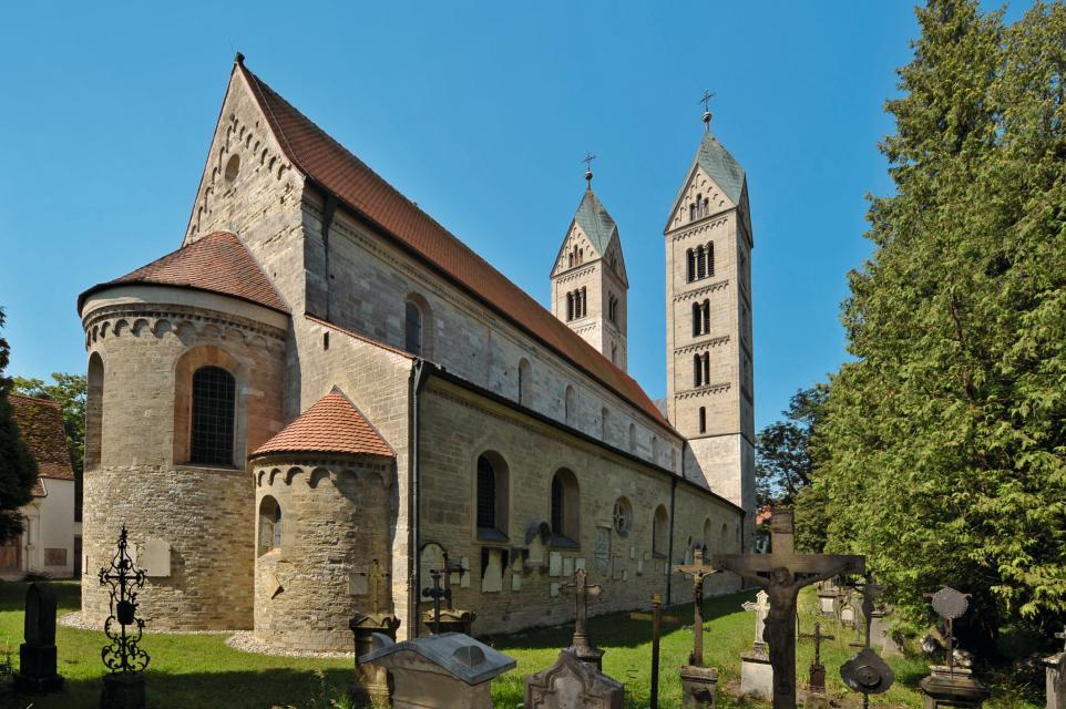 Älteste Straubinger Pfarrkirche (um 1180) im ursprüngl. Siedlungskern von „Strupinga“ nahe dem römischen Zentrum im Osten der heutigen „Neustadt“ (1218).