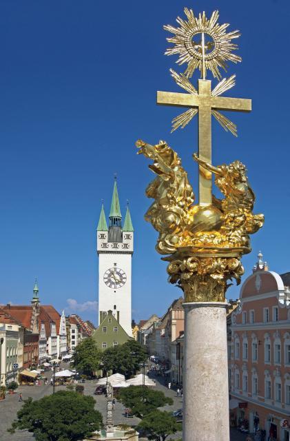 Die Dreifaltigkeitssäule ist das barocke Glanzstück auf dem Theresienplatz.