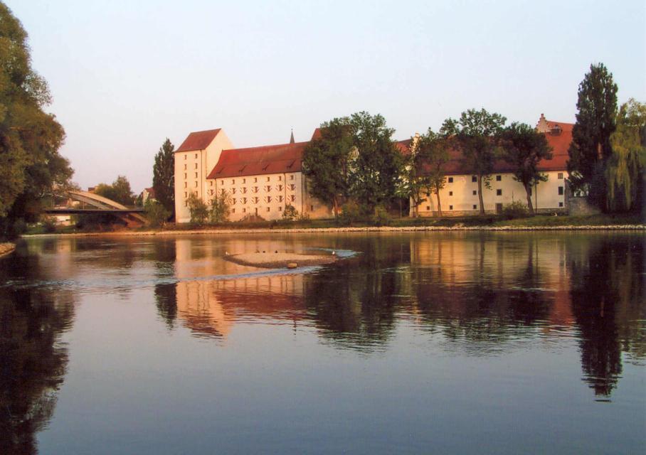 Das monumentale Architekturensemble des Burgschlosses an der Donau entstand ab 1356 als niederbayerische Residenz des Herzogtums Bayern-Straubing-Holland. Es war dann jahrhundertelang Sitz wichtiger herzoglicher und kurfürstlicher Behörden und zugleich Verteidigungsbastion und Teil der Stadtbe...
