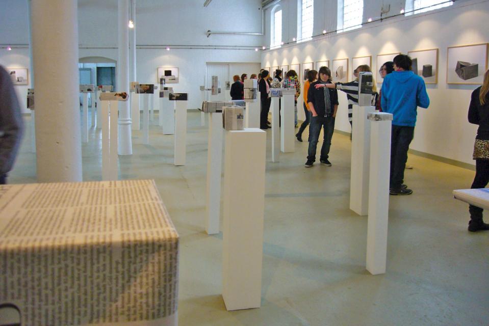 Diverse Kunstausstellungen moderner und junger Kunst