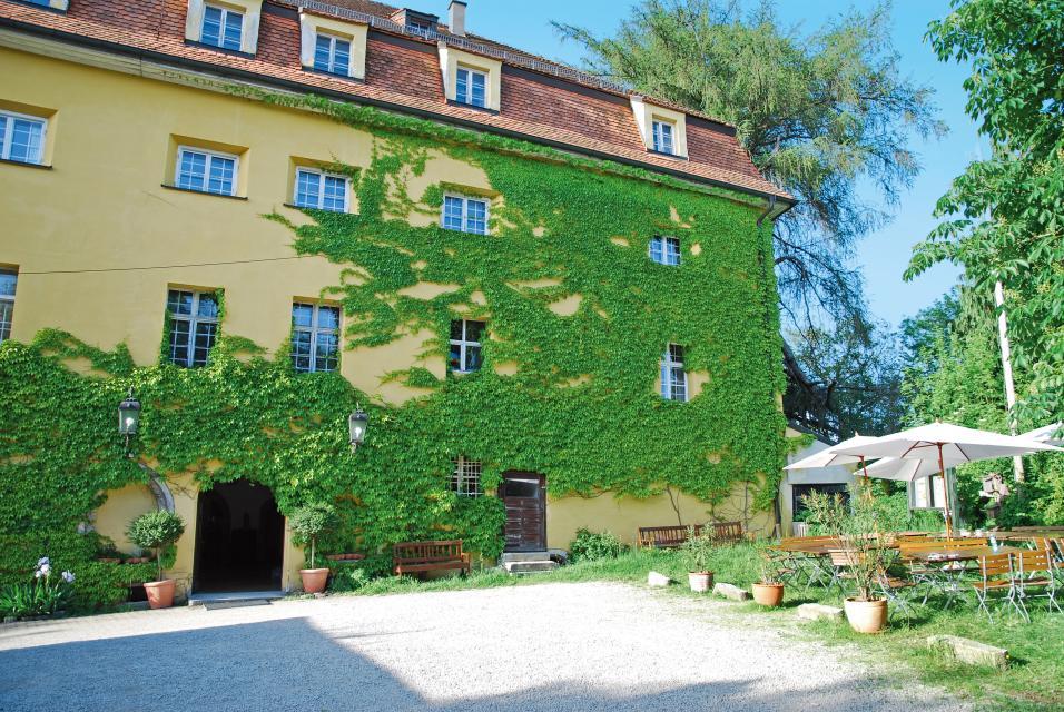Schloss Wiesenfelden mit integriertem Museum und Wildnisgelände