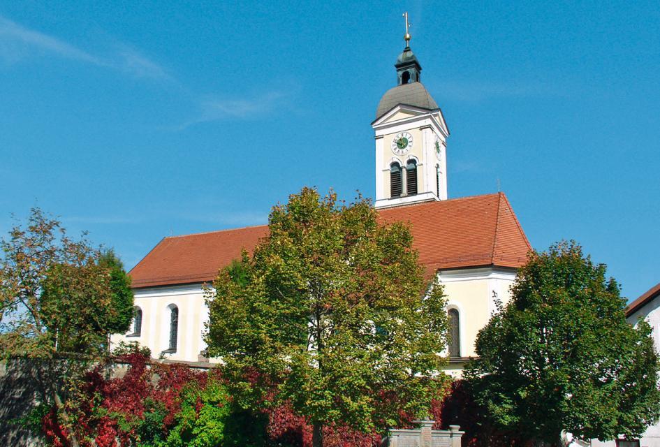 Barocke Kirche mit gotischem Chor und mittelalterlichen Bauteilen.
