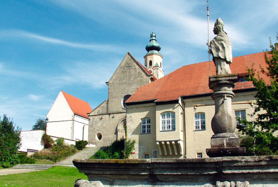 Kirchenführung im mittelalterlichen Klosterdorf Windberg.