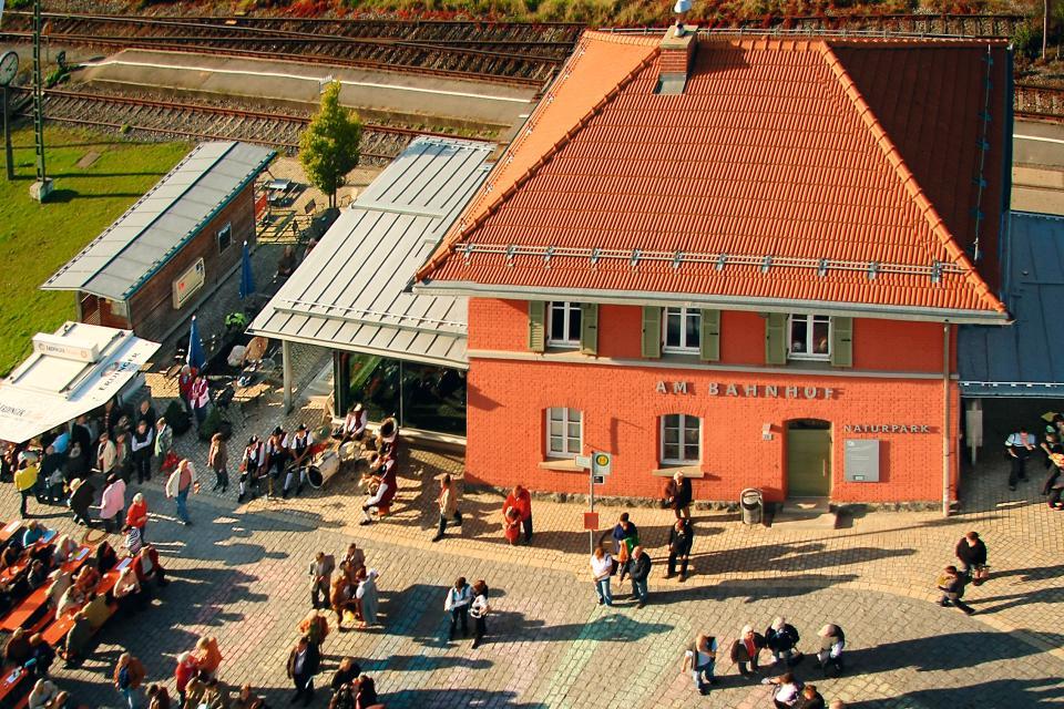 Der neue Bahnhof bildet ein überregionales Tourismus- und Informationszentrum mit Infostelle Natrupark Bayerischer Wald.