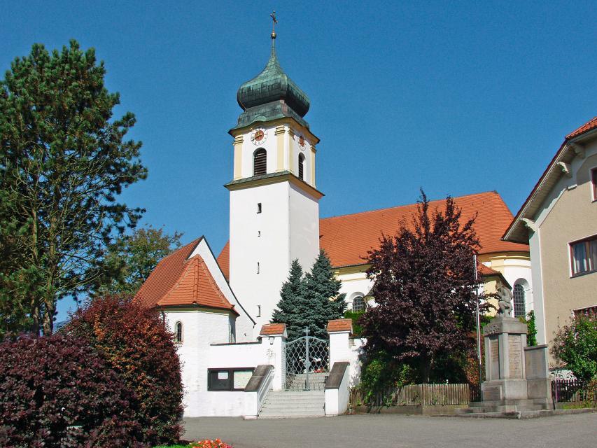 Stilvolle Landkirche, erbaut im Jahre 1735.