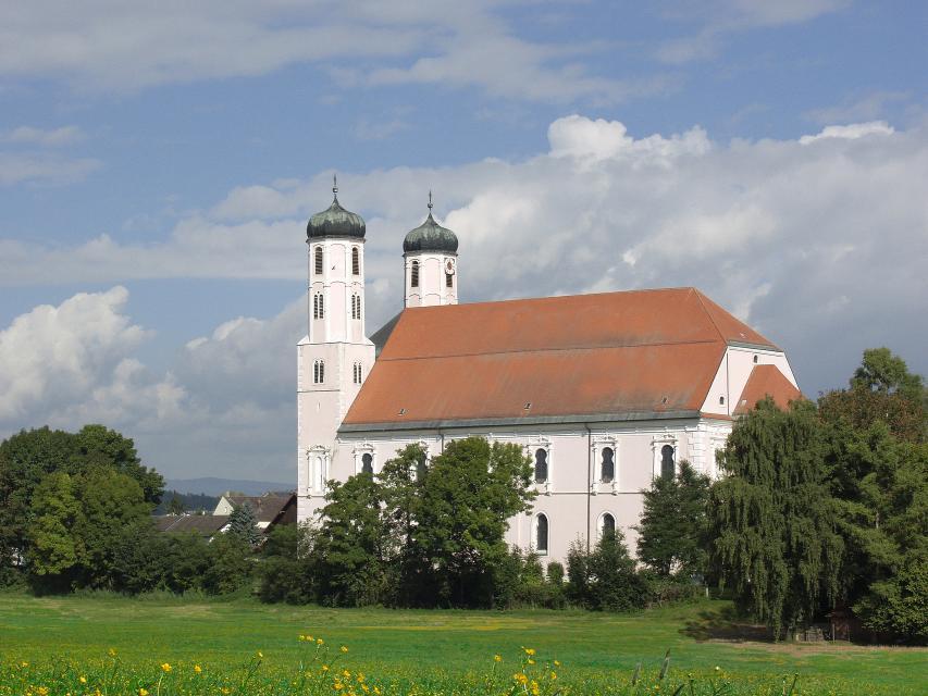 Die St. Peter und Paul geweihte Klosterkirche wurde von 1622 bis 1630 nach Plänen des Abtes Vitus Höser neu erbaut.