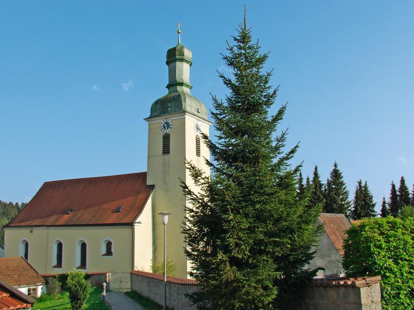 Die jetzige Kirche wurde im Jahre 1697 an Stelle eines älteren, kleineren Kirchleins erbaut (Inschrift im Dachstuhlgebälk). Der übriggebliebene Schlossturm eines abgebrannten Schlosses oder einer Burg wurde als Kirchturm verwendet. Von 2007 - 2014 Außenrenovierung mit Turm...