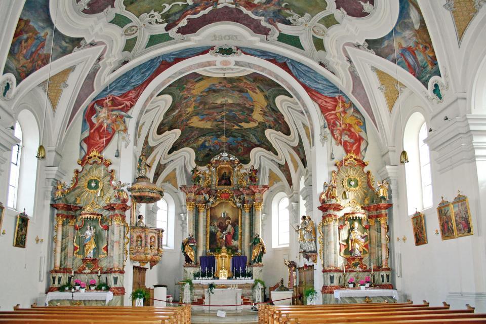 Einer Überlieferung zufolge errichteten die „Grafen“ von Kirchberg in Pfaffenberg ein Chorherrenstift. Die bestehende Kirche wurde großenteils 1757-1762 im Barockstil erbaut und 1776 geweiht. Sie wurde mehrfach renoviert und ihre Fresken erneuert.Führ...
