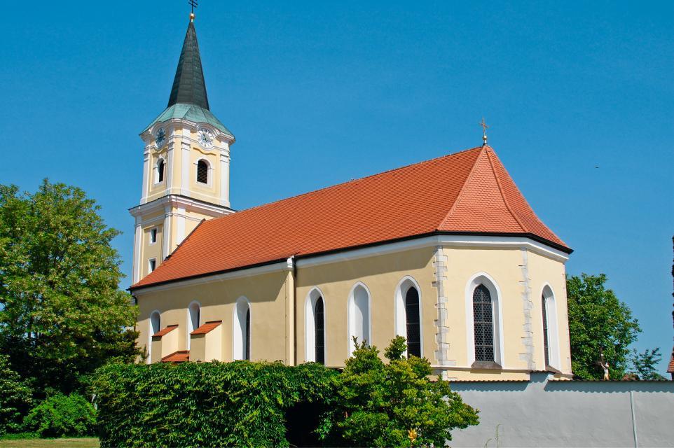 Die Pfarrkirche St. Nikolaus ist ein spätgotisches Bauwerk und wurde 1346 erbaut. 1817 wurde sie nach einem Brand barock umgestaltet und erhielt den neuen Turm mit dem Spitzhelm. Der achteckige Taufstein aus Kalkstein wurde 1528 von vier Schambacher Bürgern, die eingraviert sind, gespendet.