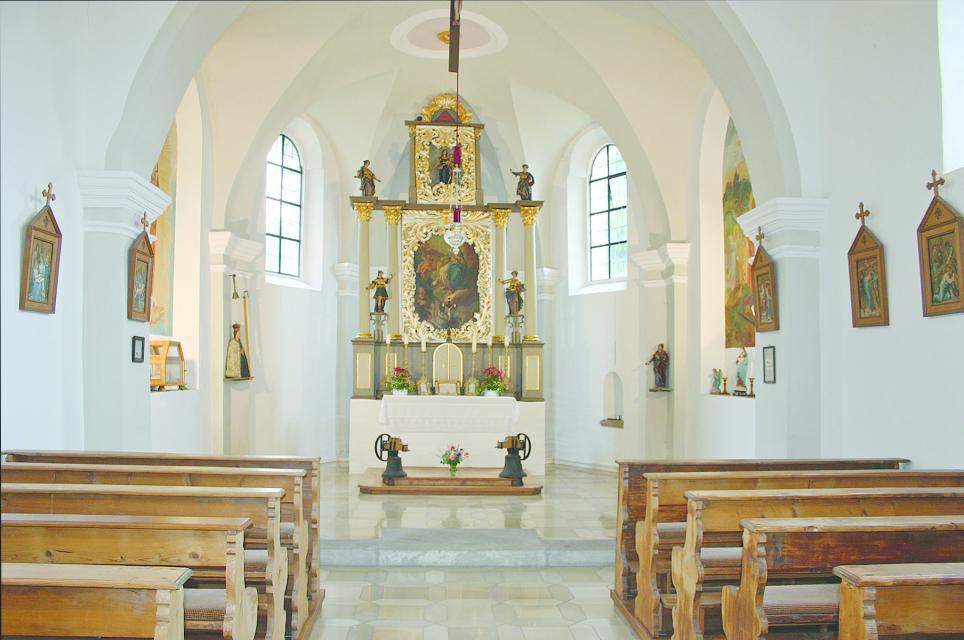 Die jetzige Kirche mit der barocken Orgel, die 2017 restauriert wurde,stammt aus dem Jahr 1701. Der ein wenig eingezogene Chor ist rechteckig mit abgeschrägten Ostecken, das Tonnengewölbe mit Stichkappen. Das Chorkruzifix ins um 1700. Der Hochaltar ist neuzeitlicher Schaffung unter Verwendung ...
