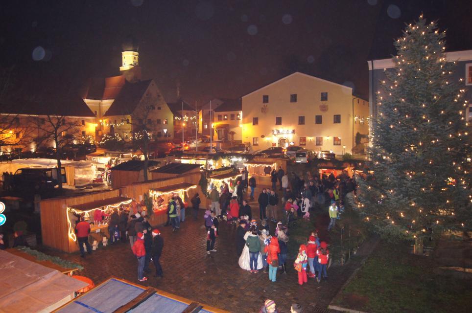 Jährlich am 3. Adventswochenende findet der traditionelle Weihnachtsmarkt am Samstag von 16:00 bis 21:00 Uhr und am Sonntag von 11:00 bis 17:00 Uhr auf dem historischen Marktplatz in Schwarzach statt.