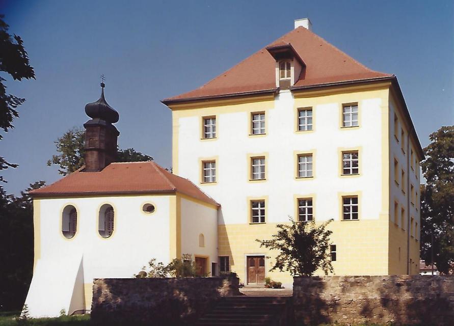 Das Schloss Loham liegt im gleichnamigen Ortsteil der Gemeinde Mariaposching und ist in Privatbesitz und ist nicht öffentlich zugänglich.